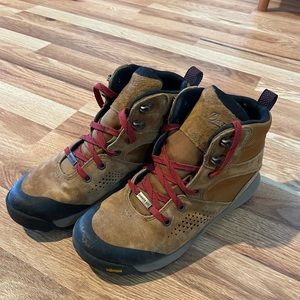 Danner Women’s Inquire Mid size 6